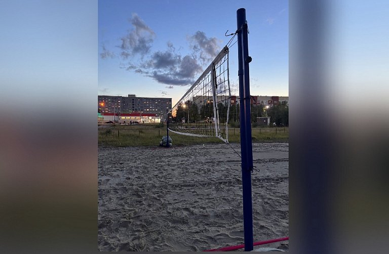 Сургутяне превратили пустырь у ТЦ «Росич» в бесплатную площадку для пляжного волейбола и зовут всех на игры 13 августа в 18:30