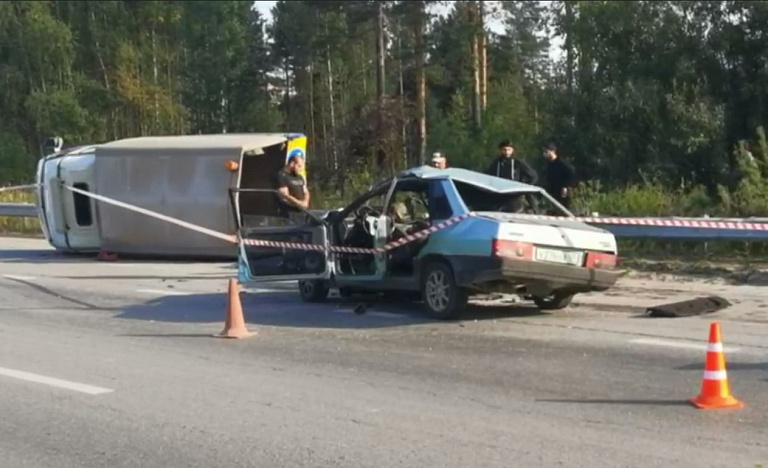 На Тюменском тракте в Сургуте водитель «ВАЗ» погиб, врезавшись в грузовик на полной скорости  