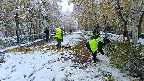 В Сургуте аварийные и дорожные службы устраняют последствия непогоды