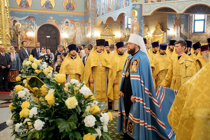 Более 2,5 тысяч верующих поклонились мощам святителя Тихона в Сургуте