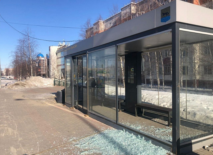 Беспорядок на улицах: Молодёжь Сургута в вандализме у остановок