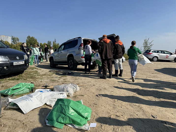 В Сургуте более тысячи человек приняли участие в акции «Чистый берег»