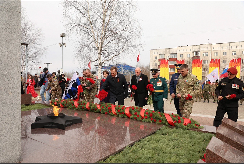 В Сургуте 9 Мая возложили цветы к Вечному огню на Мемориале Славы