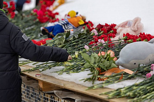 Сургутяне несут цветы к стихийному мемориалу в память о жертвах теракта
